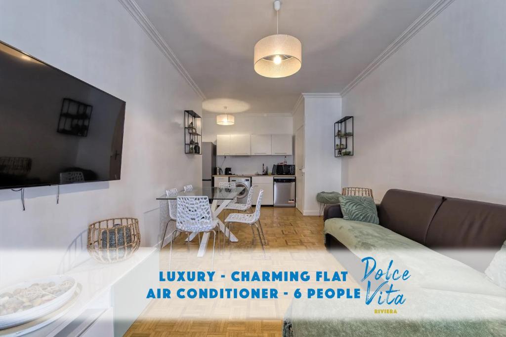 un salon avec un canapé et une table dans l'établissement Le Beethoven 6 Pers WiFi AC, à Nice