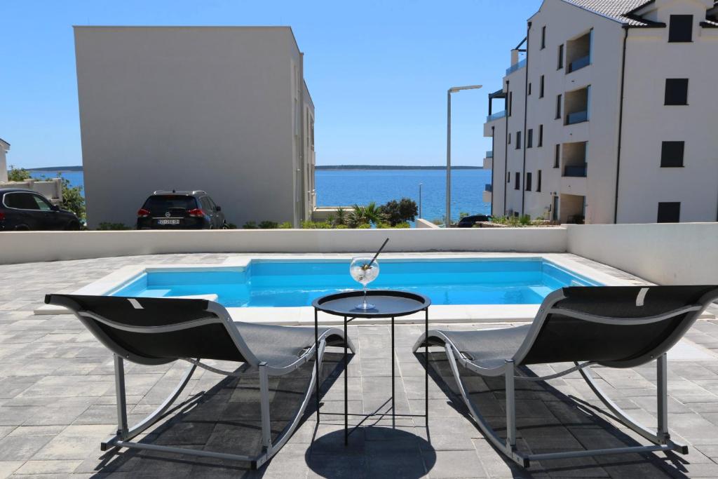 - un verre de vin assis sur une table à côté de la piscine dans l'établissement Dolphin view II with a pool by the beach, à Mandre
