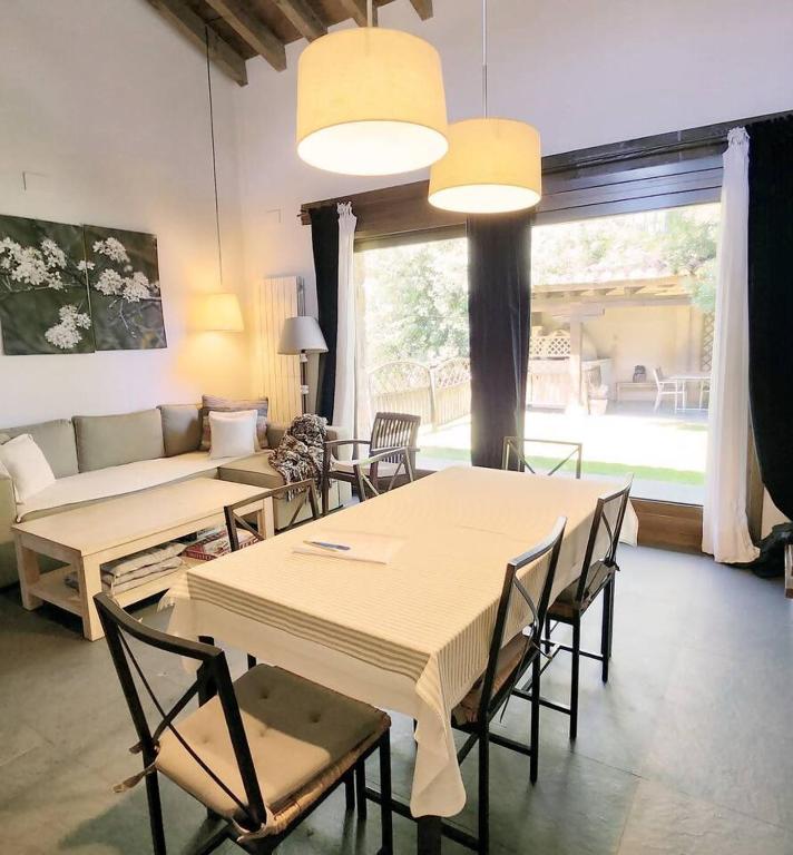Posedenie v ubytovaní El Hogar del Fresno casa con encanto en Cañicosa