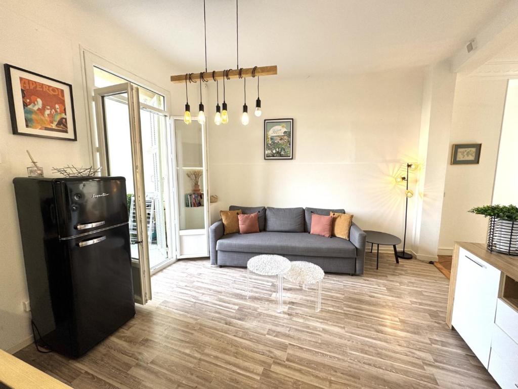 un salon avec un canapé et une table dans l'établissement ApartHotel Riviera - TERRASSE HORIZON - 15' Promenade des Anglais, à Nice