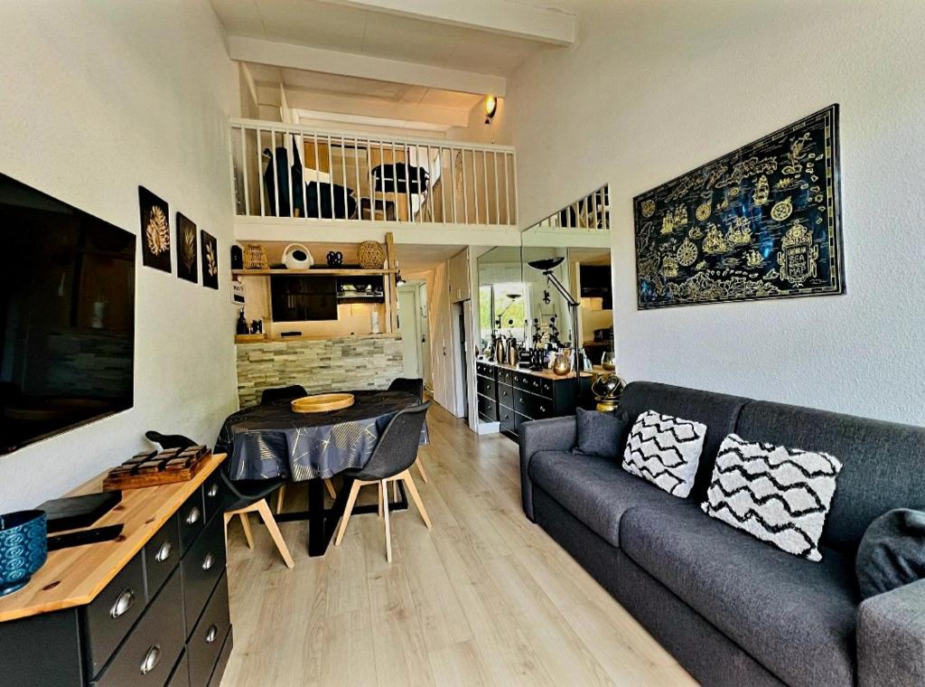 un salon avec un canapé et une table dans l'établissement Le Roof-top du Cap, au Cap d'Agde