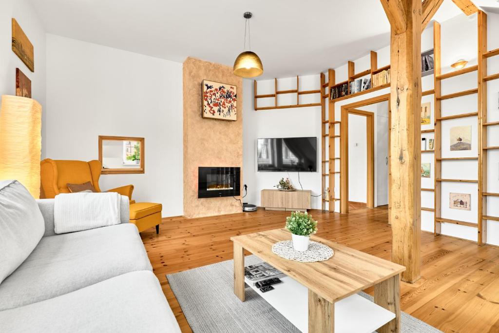 a living room with a couch and a table at Apartmán Karlstadt in Karlovy Vary
