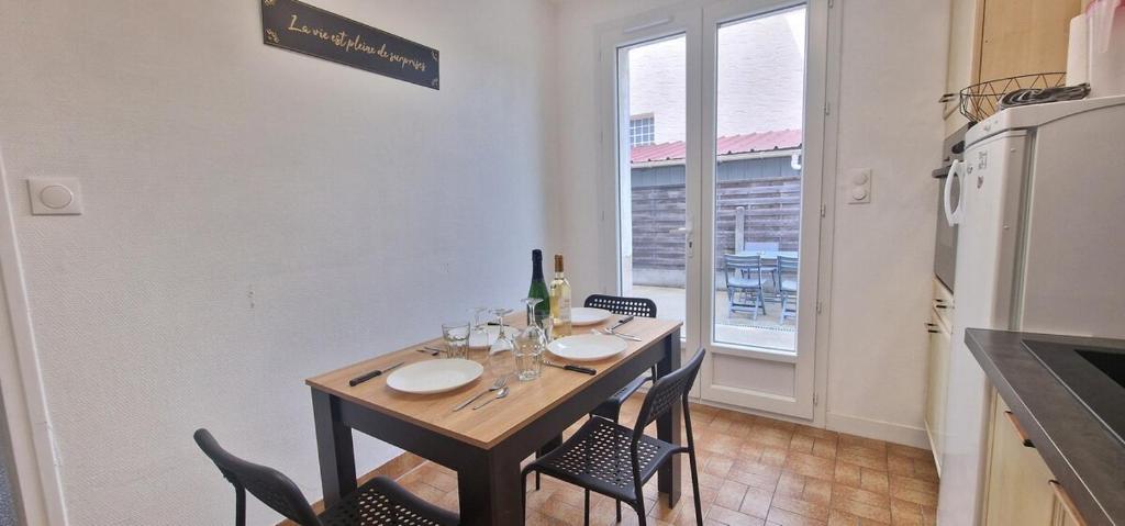 Kuchyňa alebo kuchynka v ubytovaní Maison - terrasse - 2 chambres - Aurillac