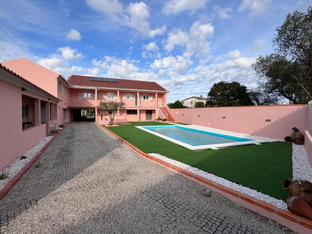 una casa con piscina nel cortile di Casa do Avô Gil a Seixo