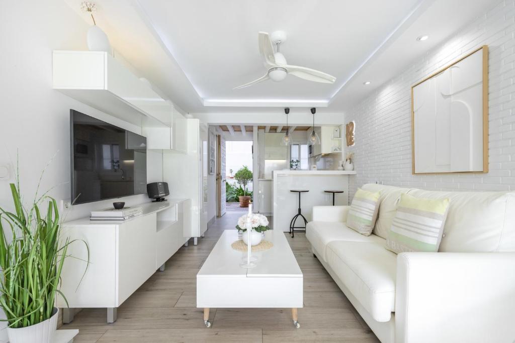 Televízia a/alebo spoločenská miestnosť v ubytovaní White Summer in Benalmadena