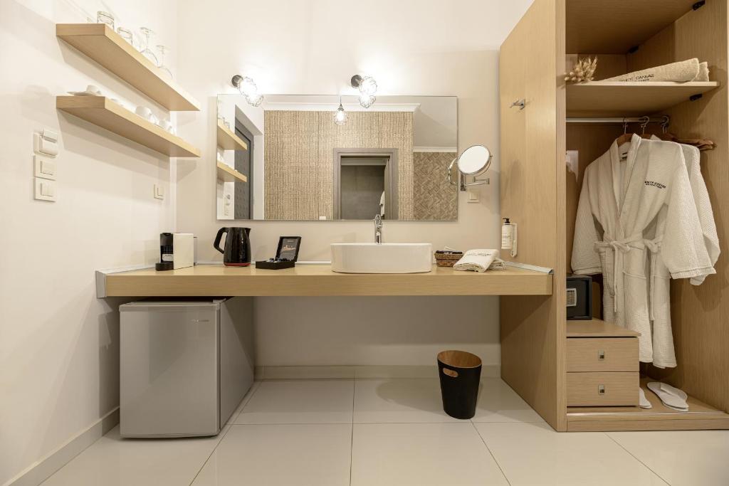 White Canvas Boutique Studios - 15