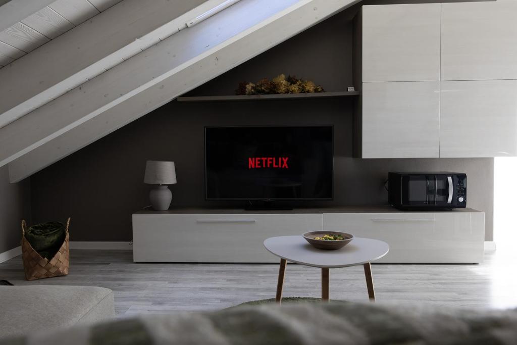 een woonkamer met een tv en een tafel bij Terrazza Domese in Domodossola