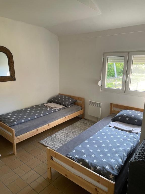Postel nebo postele na pokoji v ubytování Iskra DDUR