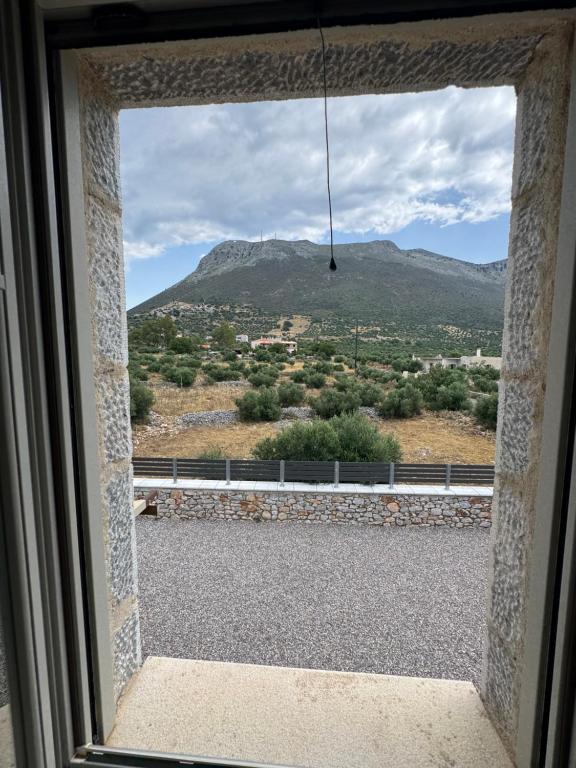 ein Fenster mit Blick auf einen Berg in der Unterkunft Mani Spot Sofia in Areopoli