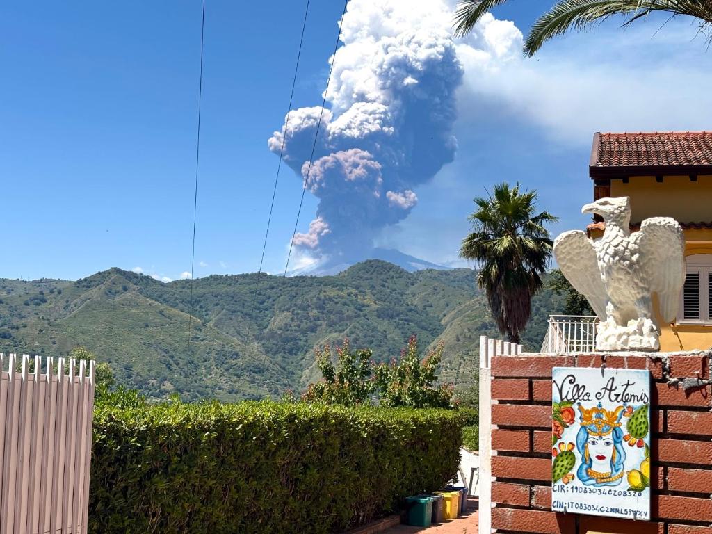 a sign in front of a house with a volcano at Villa Artemis in Graniti