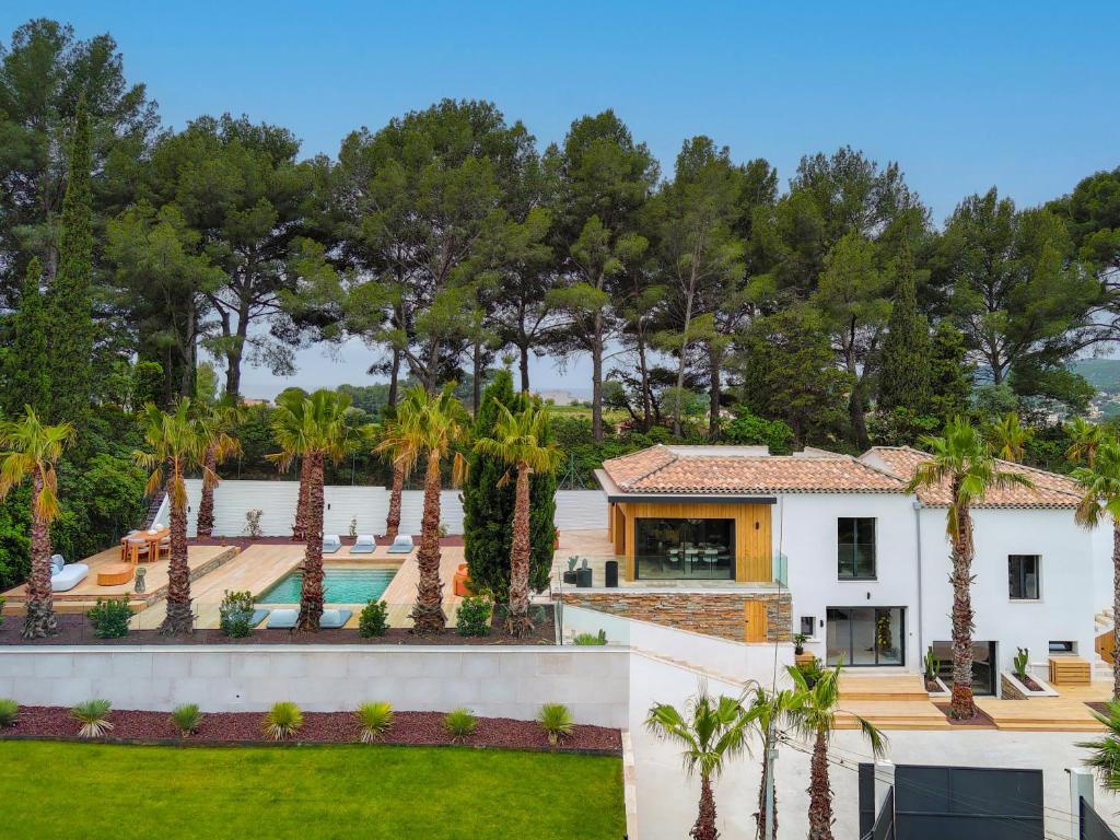 una vista aérea de una casa con piscina y palmeras en Villa unique Cadre Idylique, en Cassis