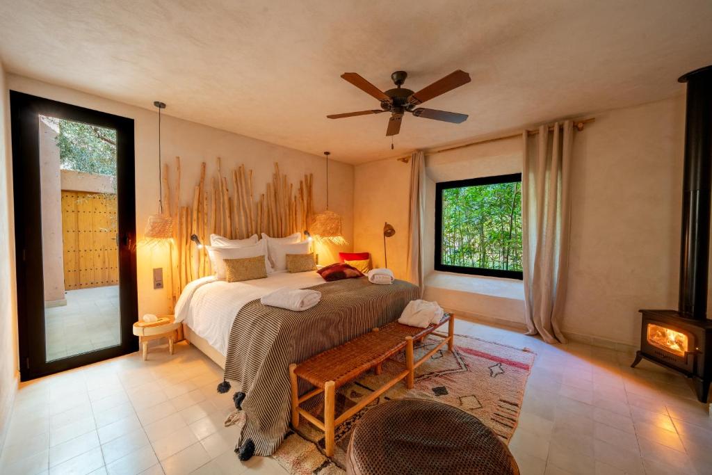 Postel nebo postele na pokoji v ubytování Jardin Sakina - Chambre d'hôtes