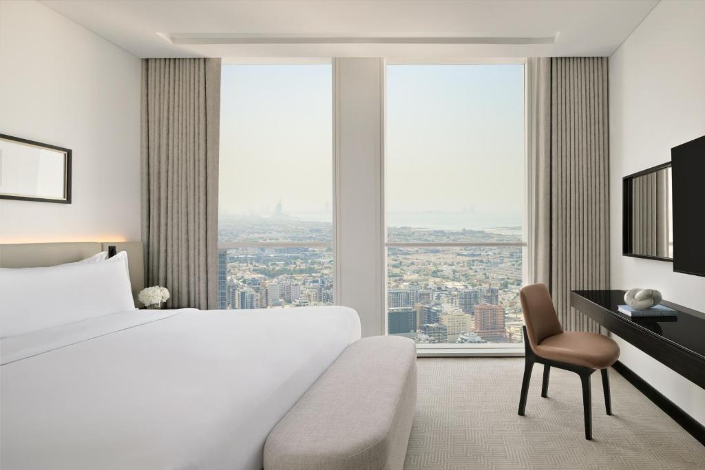 Postel nebo postele na pokoji v ubytování Sheraton Grand Hotel, Dubai