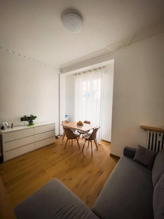 un salon avec une table et un canapé dans l'établissement Typical Nice neighborhood 15 min from beach, à Nice