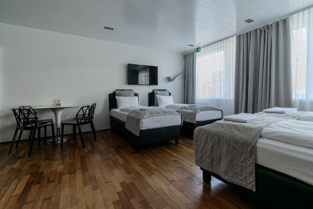 Rúm í herbergi á Midtown Hotel