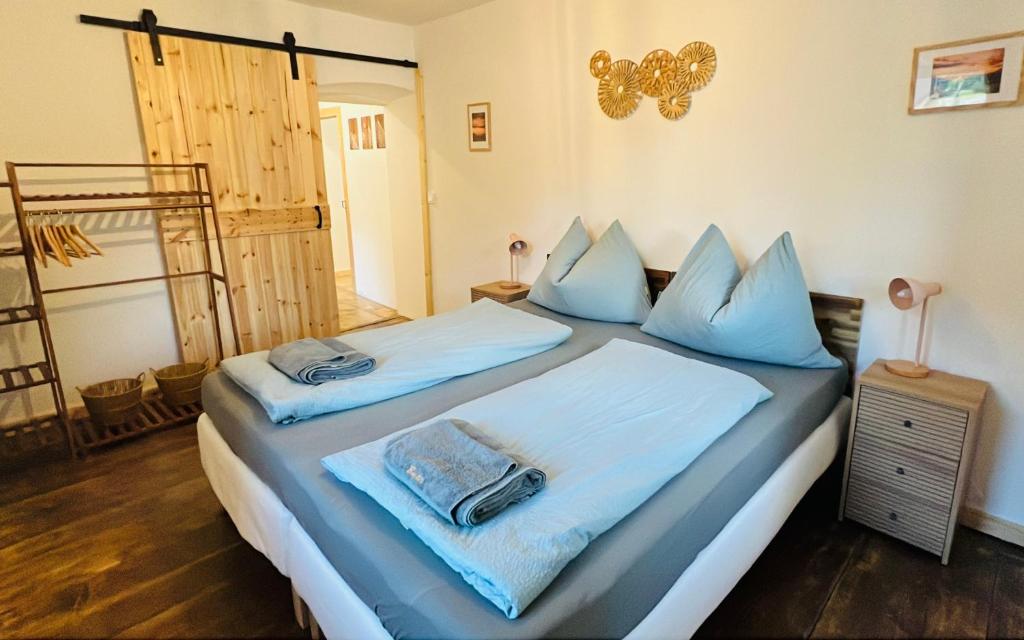 Postel nebo postele na pokoji v ubytování Binter Haus -Rattendorf