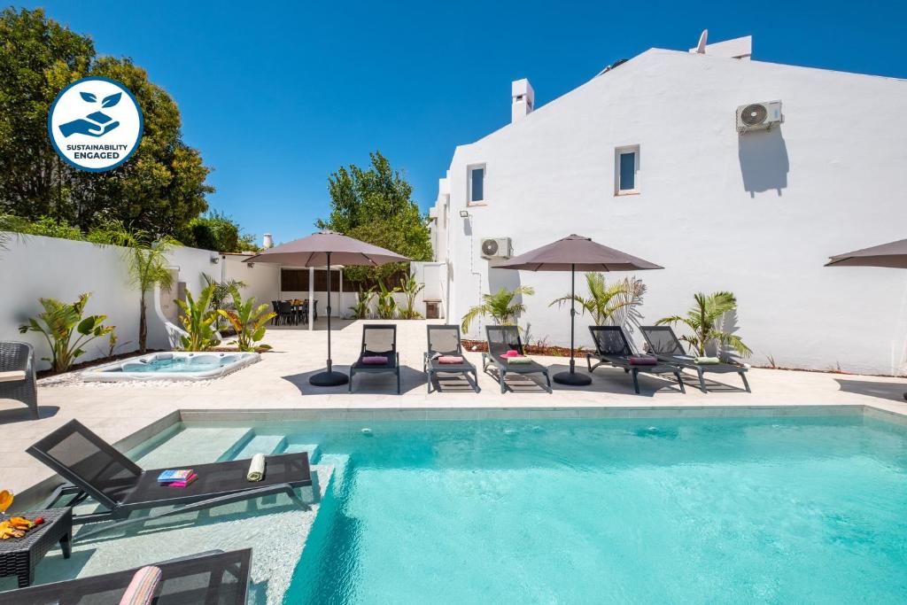 Bazén v ubytování Villa Paradisius by Algarve Vacation nebo v jeho okolí