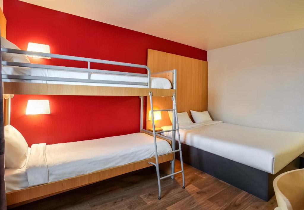 Postel nebo postele na pokoji v ubytování B&B HOTEL Herblay