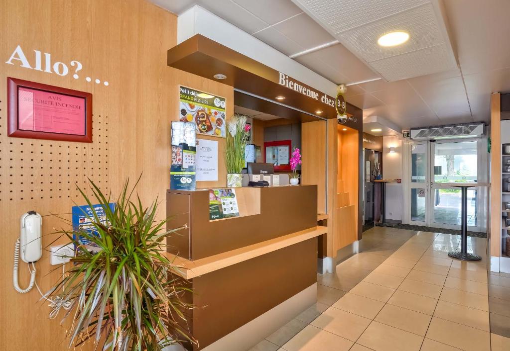 Kuchyň nebo kuchyňský kout v ubytování B&B HOTEL Herblay