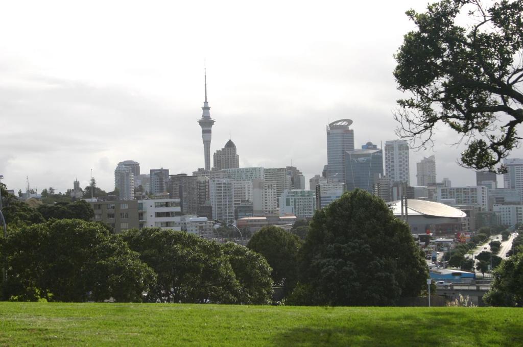Nespecifikovaný výhled na destinaci Auckland nebo výhled na město při pohledu z motelu
