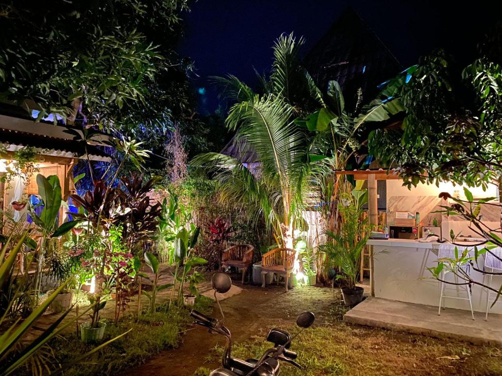 Un jardín fuera de Marta House gili air
