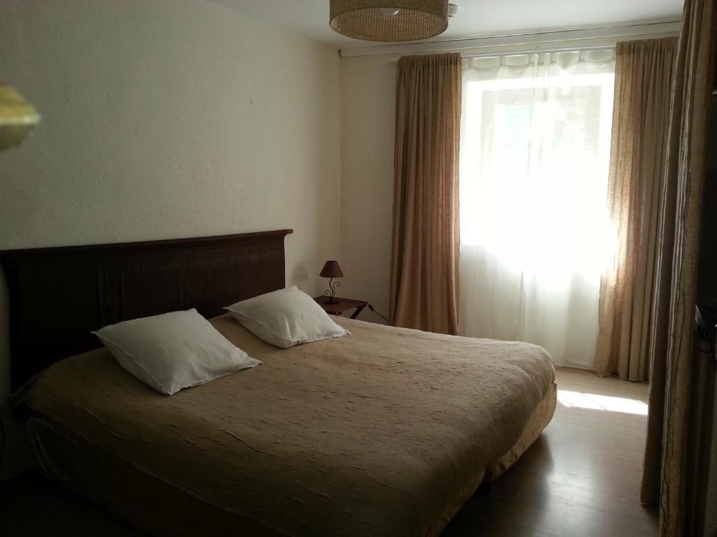 Postel nebo postele na pokoji v ubytování Hôtel la Fête en Provence