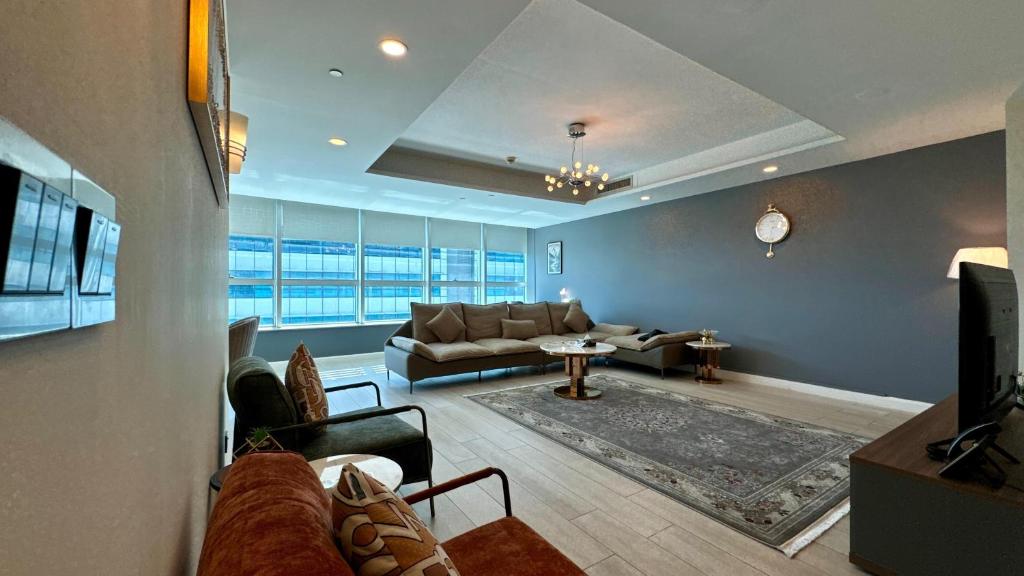 een woonkamer met een bank en een tv bij Luxury 3-Bedroom Apartment at Centaurus City View in Islamabad