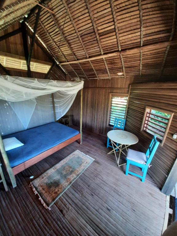 an overhead view of a room with a bed and a table at La Table d Alexandre Gîte de charme entre mangrove et mer in Hell-Ville