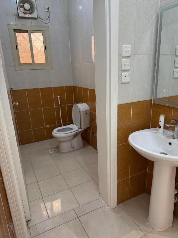 a bathroom with a toilet and a sink at جدة الفلاح in Quai