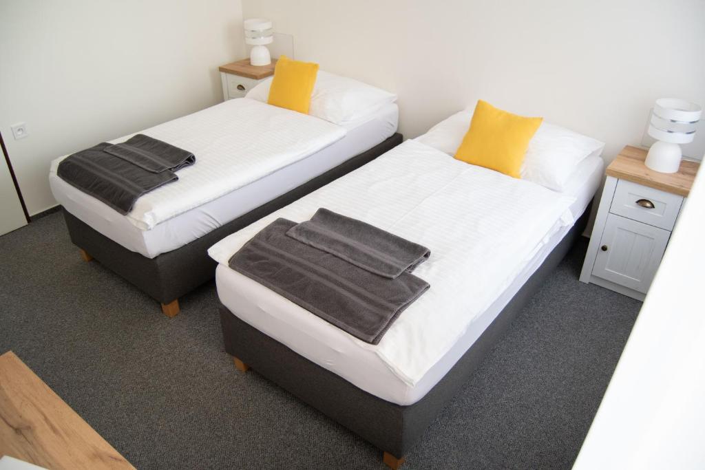 Postel nebo postele na pokoji v ubytování hotel Dobruška