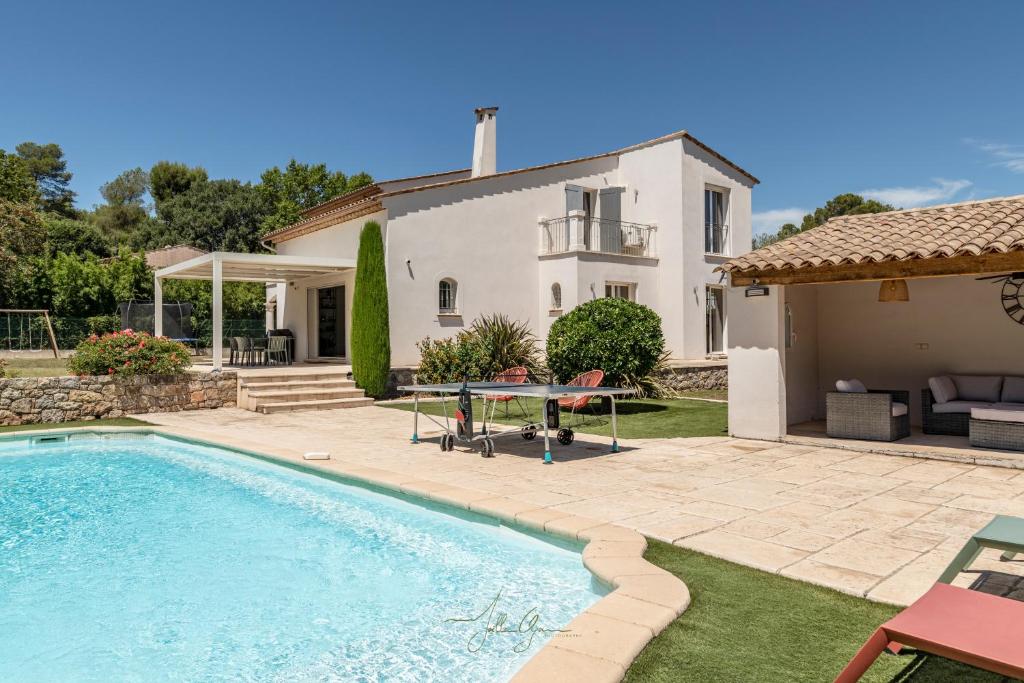 une villa avec piscine devant une maison dans l'établissement Villa des Chardonnerets, à Mougins