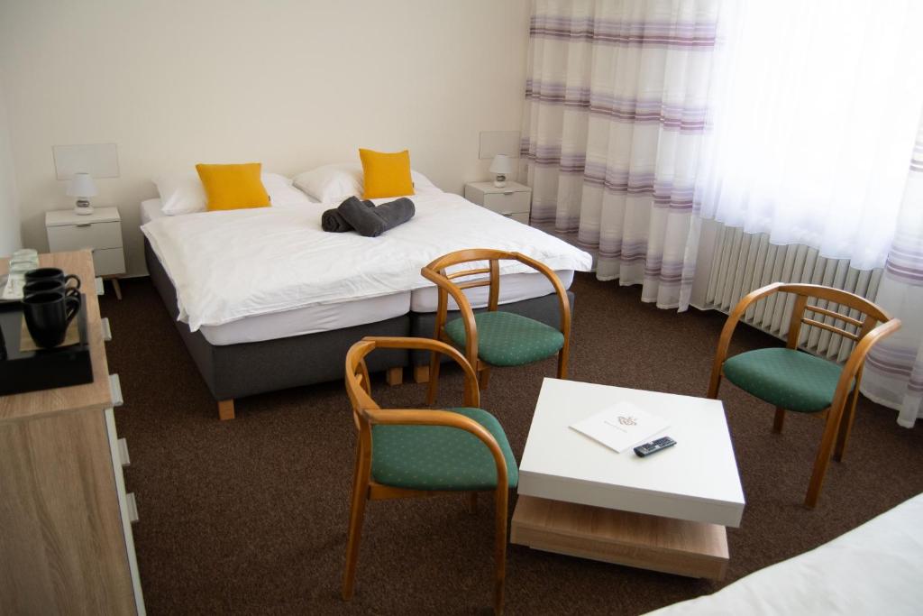 Postel nebo postele na pokoji v ubytování hotel Dobruška