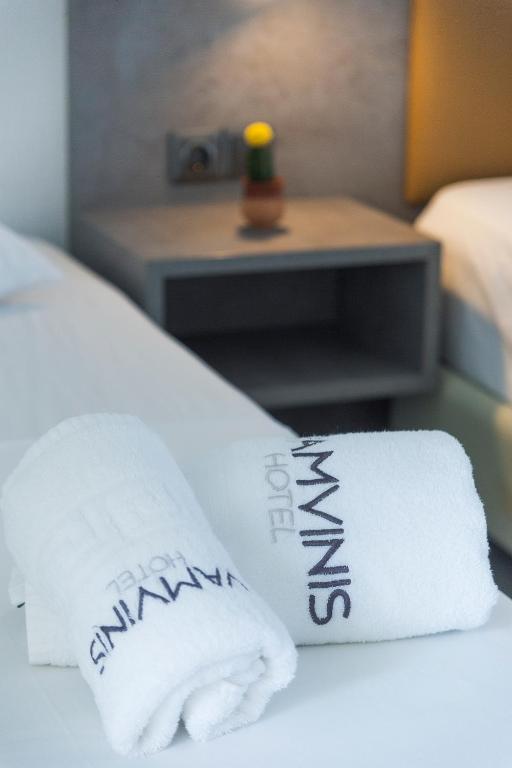Postel nebo postele na pokoji v ubytování Vamvini Hotel