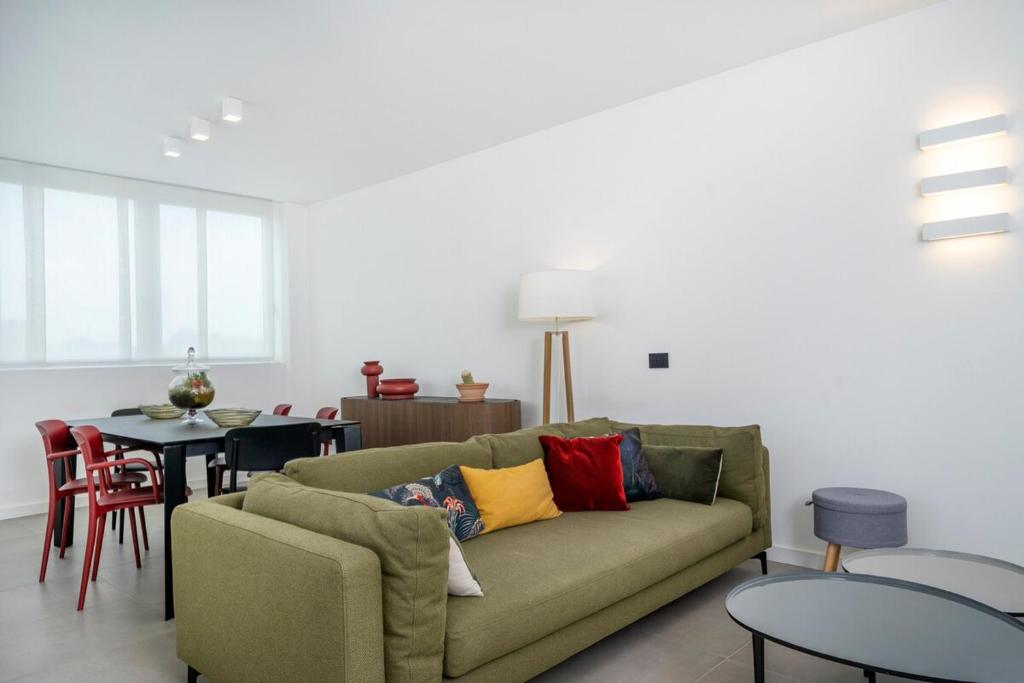 ein Wohnzimmer mit Sofa und Tisch in der Unterkunft Lady Suite in Udine