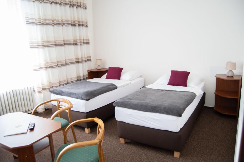 Postel nebo postele na pokoji v ubytování hotel Dobruška