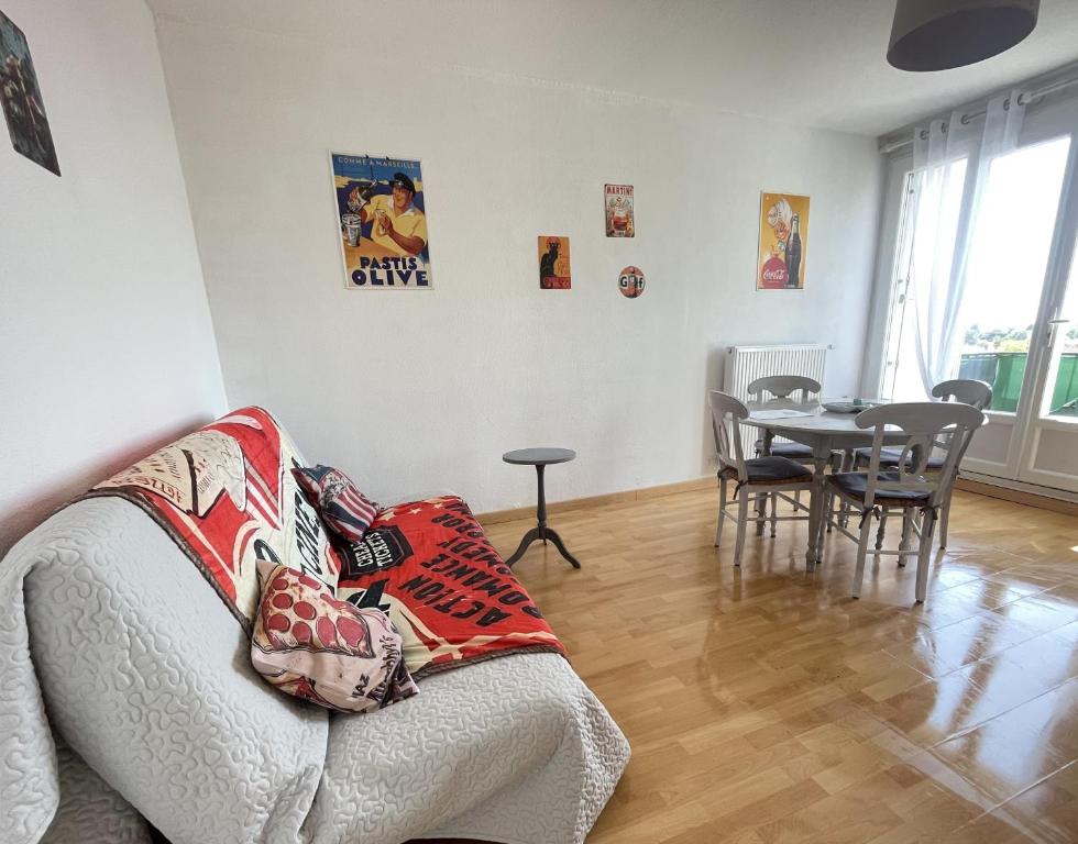 un salon avec un canapé et une table dans l'établissement Le Rétro - Nouvelle décoration, à Albi