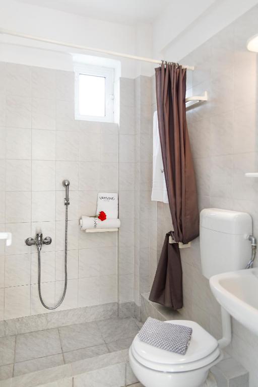 Koupelna v ubytování Vamvini Hotel
