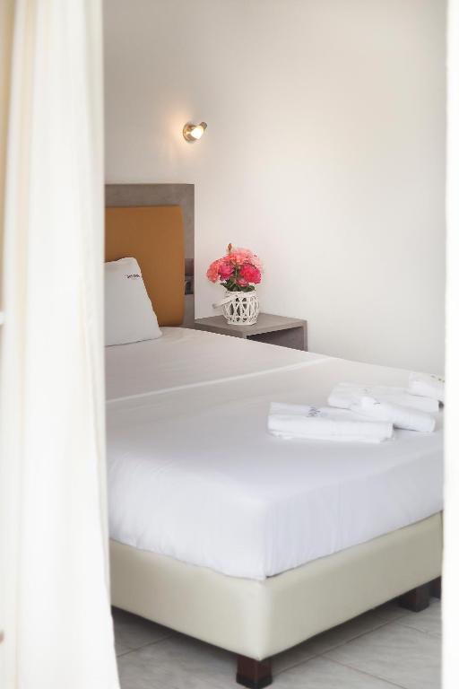Postel nebo postele na pokoji v ubytování Vamvini Hotel