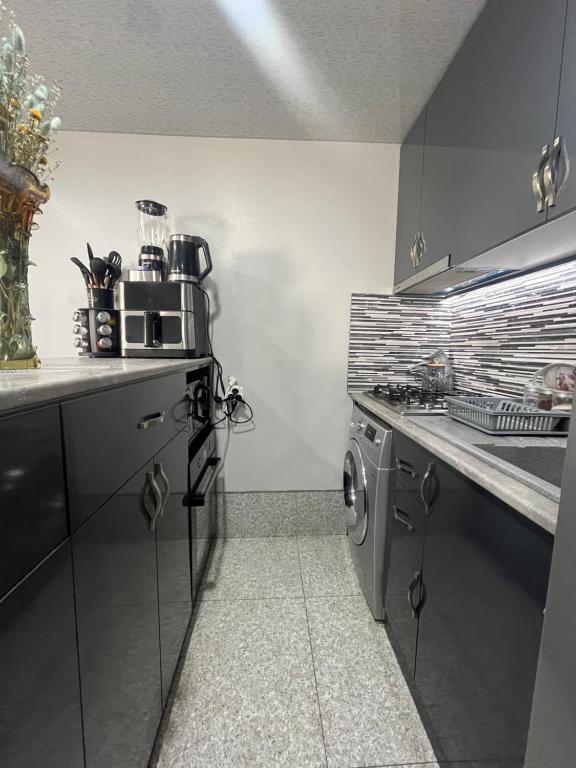 Kuchyň nebo kuchyňský kout v ubytování Room 2