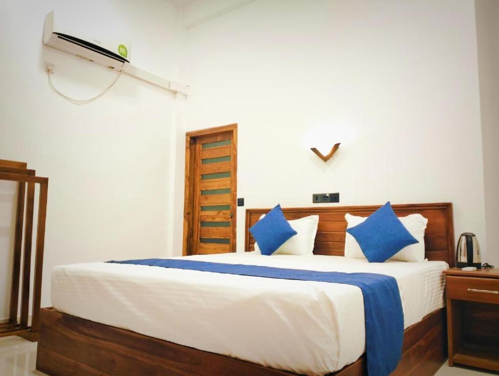 Postel nebo postele na pokoji v ubytování Hotel Alaskabay Arugambay
