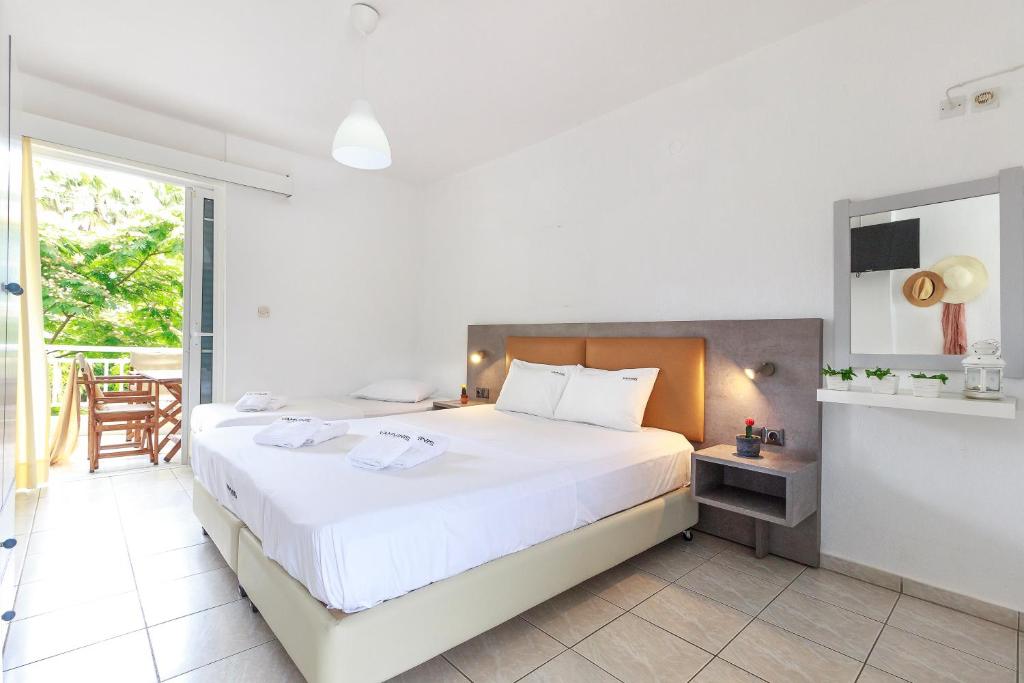 Postel nebo postele na pokoji v ubytování Vamvini Hotel