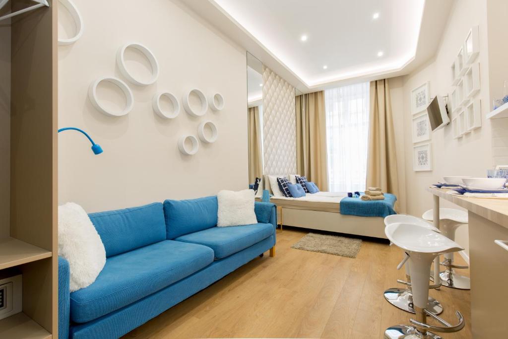 sala de estar con sofá azul y cama en Budapest Holiday Colours, en Budapest