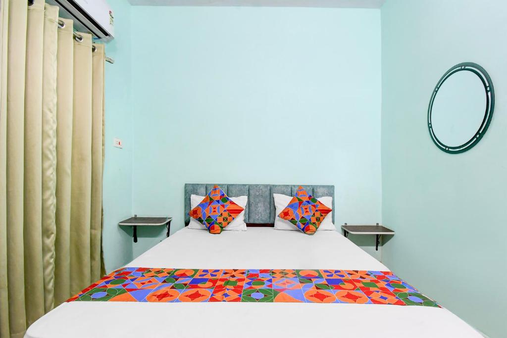 Postel nebo postele na pokoji v ubytování FabHotel RB Palace