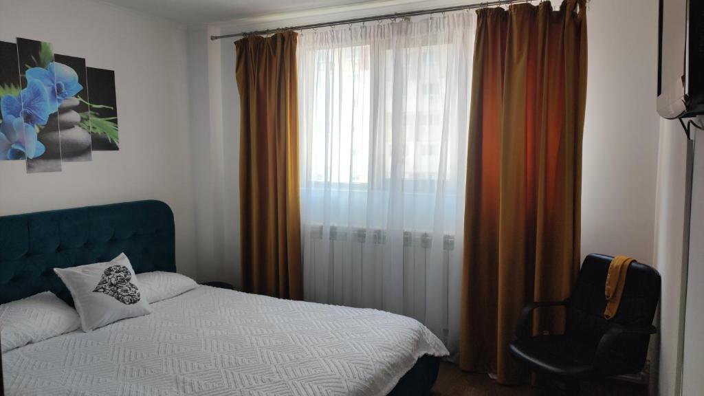 a bedroom with a bed and a window at Apartament Belvedere in Galaţi