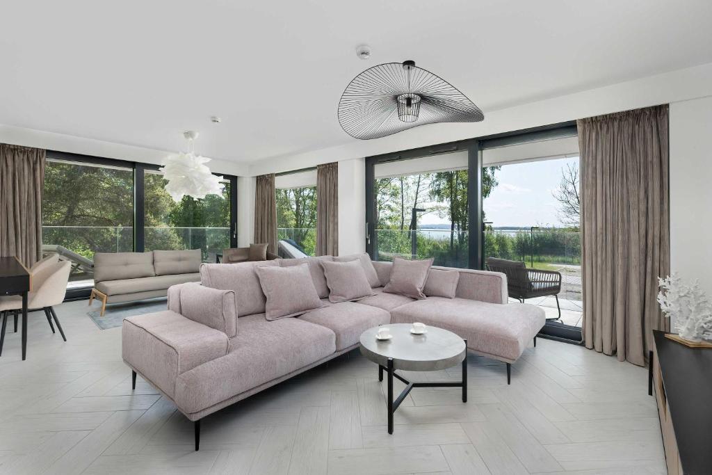 O zonă de relaxare la Sea&Lake Stylish Apartment with Air Conditioning and Parking near the beach in Mielno by Noclegi Renters