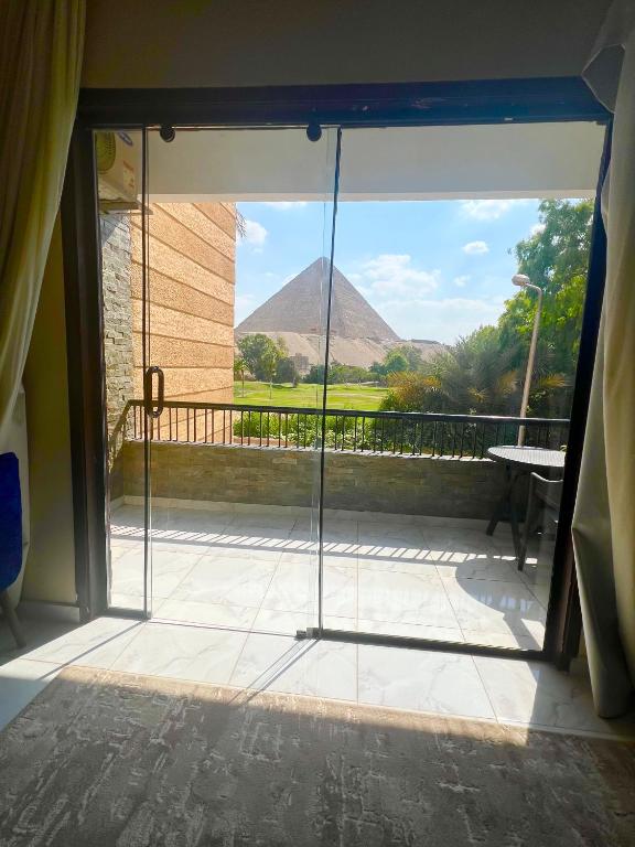 Nespecifikovaný výhled na hory nebo výhled na hory při pohledu z hotelu