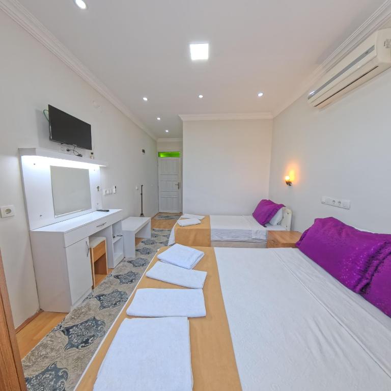 Postel nebo postele na pokoji v ubytování Kervansaray Hotel