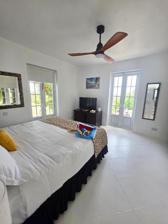 Cap Pavilion, St Lucia 6 bed luxury villa, private pool, gardens and 360' sea views客房内的一张或多张床位