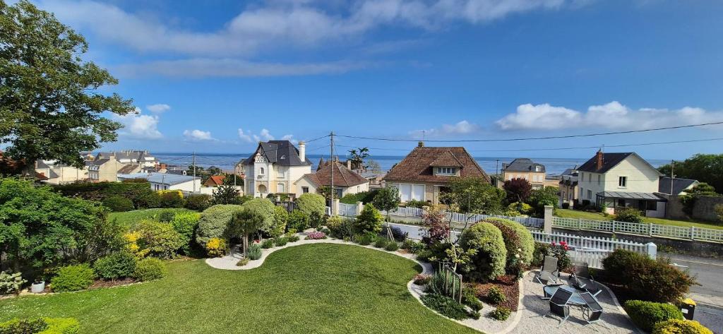 - une vue sur un quartier résidentiel avec des maisons dans l'établissement Maison de charme à Grandcamp-Maisy avec vue sur la mer., à Grandcamp-Maisy