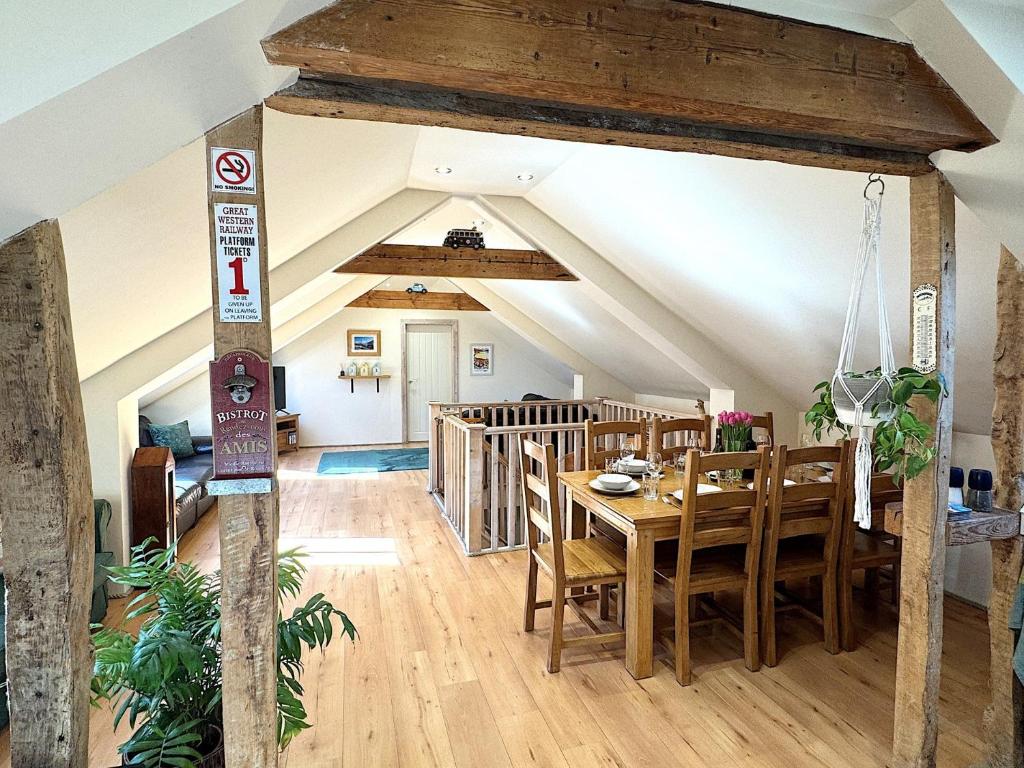 Una cocina y un comedor con mesa y sillas. en 3 Bed in Braunton 86704, en Braunton